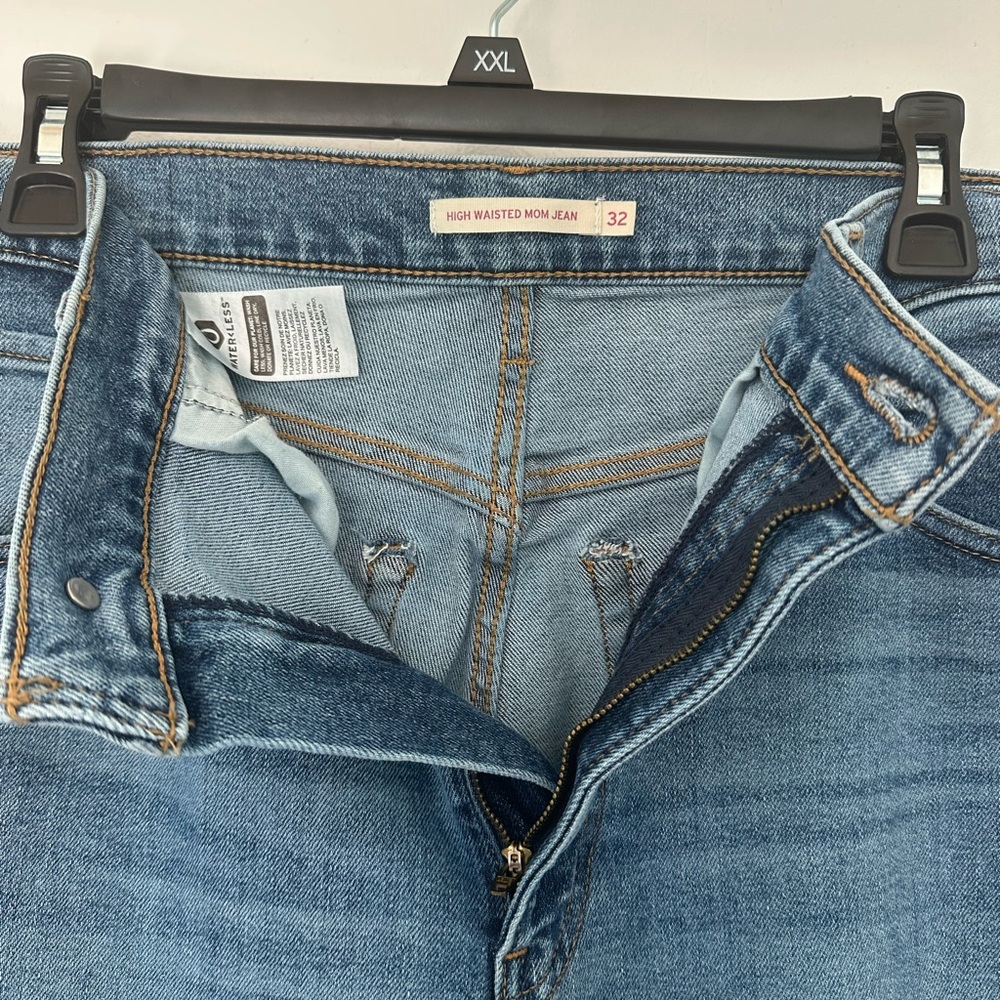 Levi's High Rise High Waisted Mom Blue Jeans Women’s Size 32 - Picture 4 of 5